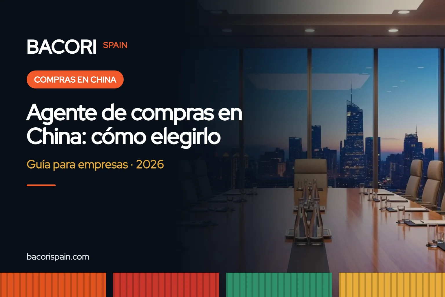 Sala de reuniones con mesa larga y sillas frente a un ventanal con el skyline de una ciudad al anochecer