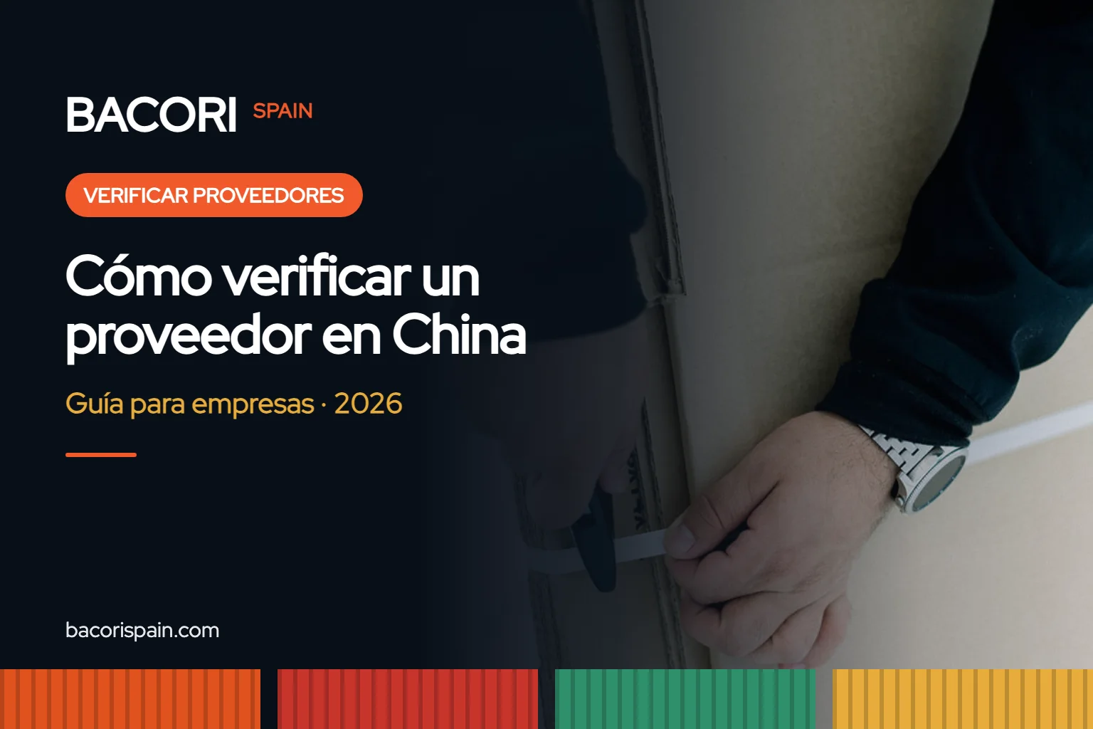 Manos cortando el fleje de una caja de cartón para revisar su contenido